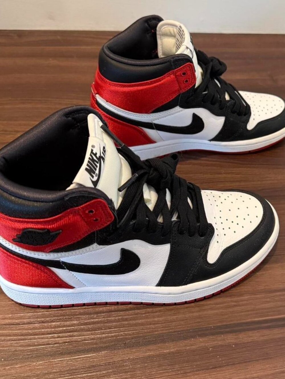 Nike Air Jordan 1 Retro High Satin Black Toe